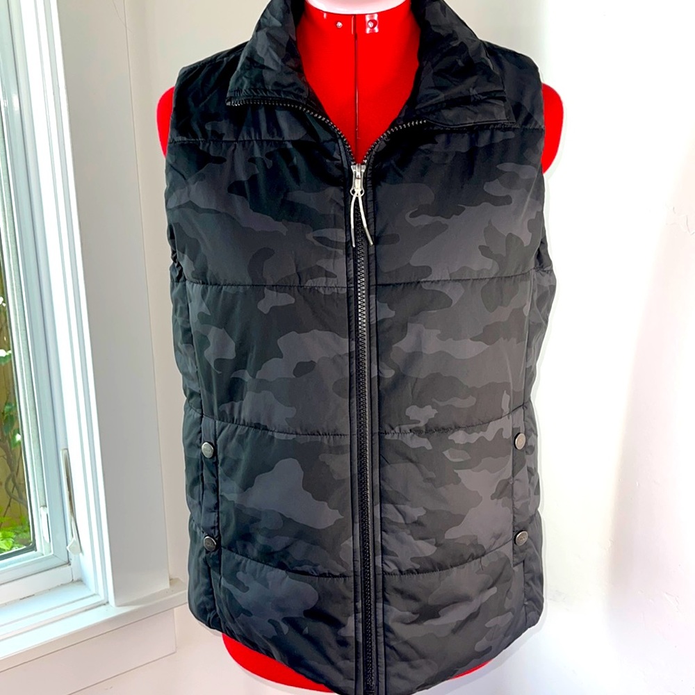 Women Vuori Camoflage vest. Size medium